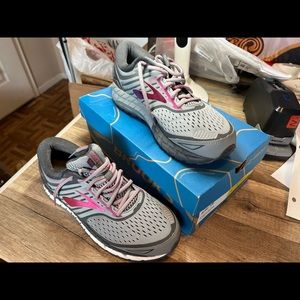 Brooks Ariel 18 Like New Size 9.5 Women Pink Silver
